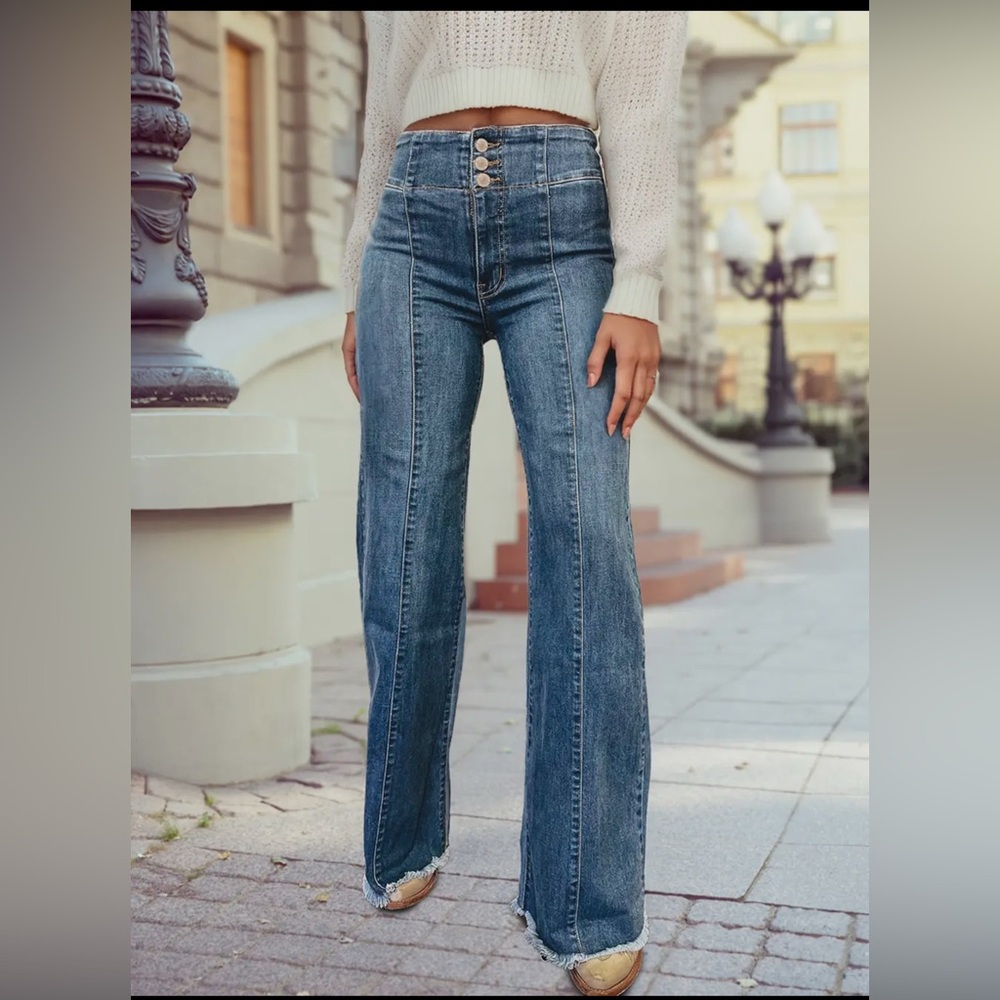 High Waist Button Fly Seamed Raw Hem
Flare Jeans
